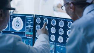 ilustrasi-dokter-memeriksa-hasil-mri.jpg