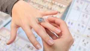 ilustrasi-memilih-cincin-berlian-wanita-1.jpg