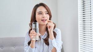 ilustrasi-mengonsumsi-suplemen-kesehatan.jpg