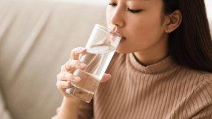 ilustrasi-minum-air-mineral-1.jpg
