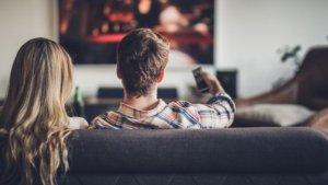 ilustrasi-nonton-tv-banyak-tayangan-menarik-televisi-nasional.jpg