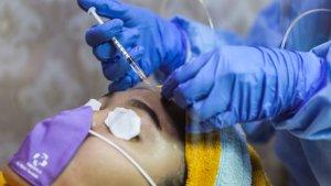 ilustrasi-perawatan-dokter-spesialis-kulit-ke-pasien.jpg