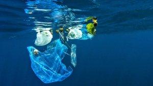 ilustrasi-sampah-plastik-di-dalam-lautan.jpg