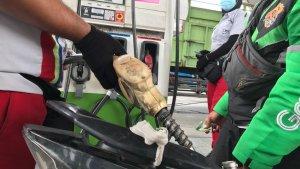 ilustrasi-spbu-bbm-mengisi-bbm-di-spbu-pertalite-pertamax-pertamina.jpg