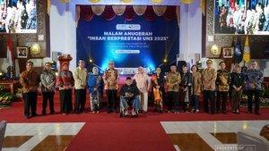 insan-berprestasi-UNS-2.jpg
