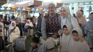 irfan-hakim-bersama-istri-menunaikan-ibadah-umrah_20190103_124227.jpg