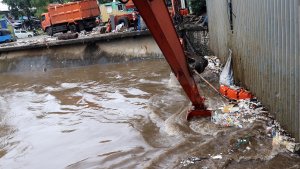 jakarta-siaga-3-ketinggian-770-cm-di-pintu-air-manggarai_20230224_175549.jpg