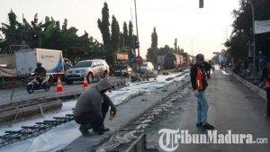 jalur-jalan-nasional-surabaya-lamongan-di-ruas-pucuk-babat-mulai-dikerjakan-dan-macet.jpg