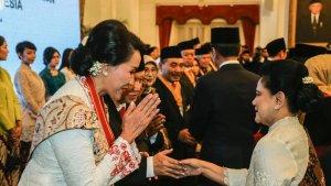 jokowi-iriana-jokowi-beri-tanda-jasa-dan-tanda-kehormatan-ke-ketua-umum-kowani-sri-woerjaningsih.jpg