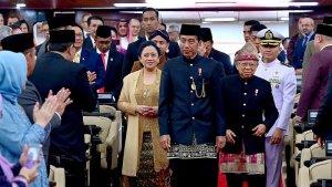 jokowi-mengenakan-busana-demang-dan-kain-ujung-serong-khas-betawi.jpg