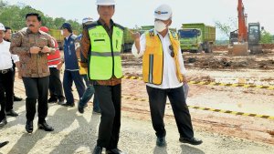jokowi-tinjau-proyek-pembangunan-jalan-tol-di-ikn_20230222_194252.jpg