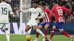 jude-bellingham-kiri-berebut-bola-dengan-bek-spanyol-atletico-madrid.jpg