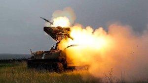 kendaraan-perang-rusia-meluncurkan-roket-ke-arah-ukraina.jpg