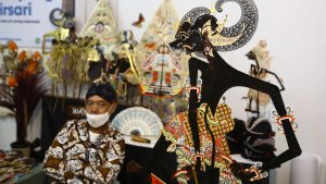 kerajinan-wayang-kulit-hadir-di-jakarta-fair-2022_20220620_183917.jpg