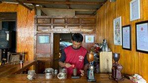 ketua-kelompok-tani-subur-makmur-painu-yang-ikut-merintis-kedai-kopi-gumuk1.jpg