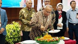 ketua-umumperhimpunan-periset-indonesia-ppi-syahrir-ika-potong-tumpeng-hut-ke-2-ppi.jpg