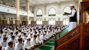 khotib-sholat-jumat-sedang-menbacakan-khutbah-jumat-di-dalam-masjid-s.jpg
