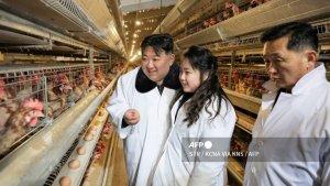 kim-jong-un-dan-putrinya-ju-ae-mengunjungi-pabrik-ayam-kwangchon-mingg-712024.jpg