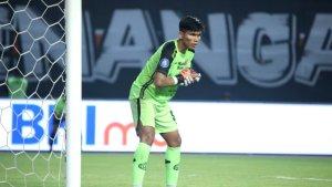 kiper-persija-jakarta-cahya-supriadi-fokus-menghalau-tendangan-rans-nusantara.jpg