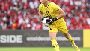 kiper-timnas-indonesia-nadeo-agrawinata-menangkap-bola-saat-pertandingan-melawan-thailand.jpg