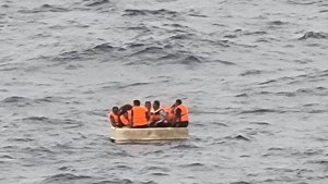 kn-belut-laut-406-bakamla-ri-evakuasi-korban-kapal-tenggelam_20230405_125121.jpg