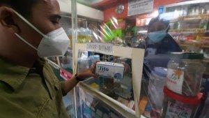 konsumen-sedang-membeli-masker-di-apotek.jpg