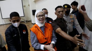 kpk-tahan-mantan-dirut-pertamina-karen-agustiawan_20230919_202603.jpg
