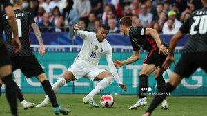 kylian-mbappe-tengah-ditantang-selama-pertandingan-sepak-bola-uefa-nations-league.jpg