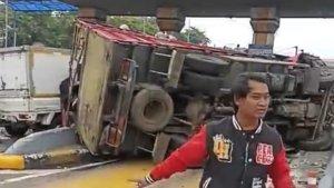 laka-beruntun-gt-halim-utama-ok.jpg