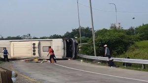 laka-bus-handoyo-tol-cipali.jpg