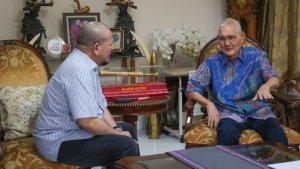 lanyalla-matalliti-menemui-jenderal-tni-try-sutrisno-di-kediamannya.jpg