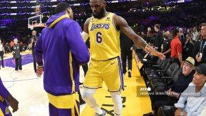 lebron-james-di-la-lakers.jpg