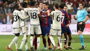 lewandowski-dan-kounde-saat-berdebat-dengan-gelandang-real-madrid.jpg