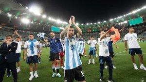 lionel-messi-yang-menghampiri-para-suporter-argentina.jpg