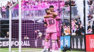luis-suarez-dan-lionel-messi-berpelukan.jpg
