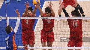maarten-garderen-van-kiri-memukul-bola-melawan-pemain-jepang.jpg