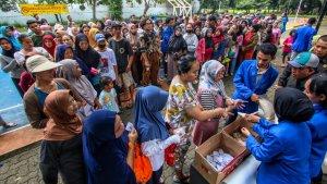 mahasiswa-Universitas-Esa-Unggul-membagikan-paket-sembako-ke-warga.jpg