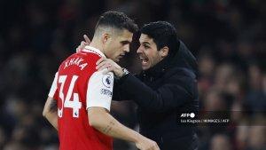 manajer-arsenal-mikel-arteta-berbicara-dengan-granit-xhaka.jpg