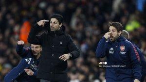 manajer-arsenal-mikel-arteta-tengah-dan-anggota-tim-pelatihan-memberi-isyarat.jpg