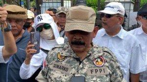 mantan-danjen-kopassus-mayjen-soenarko-saat-memimpin-demo.jpg