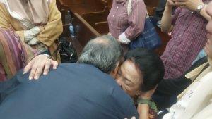 mantan-dirjen-minerba-kementerian-esdm-ridwan-djamaluddin-peluk-ibu-mertua-usai-divonis.jpg