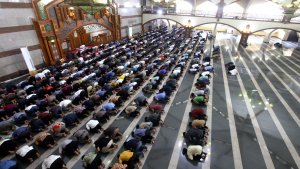 masjid-pusdai-jabar-laksanakan-sholat-jumat-berjamaah_20200320_204329.jpg