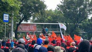 massa-serikat-buruh-unjuk-rasa-tuntut-pembatalan-uu-cipta-kerja-di-kawasan-patung-kuda.jpg