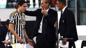 massimiliano-allegri-tengah-menemui-pemainnya-federico-chiesa.jpg