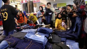 masyarakat-padati-pasar-tanah-abang-jelang-lebaran_20240330_173620.jpg