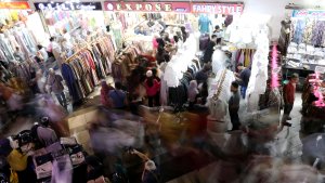 masyarakat-padati-pasar-tanah-abang-jelang-lebaran_20240330_173834.jpg