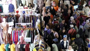 masyarakat-padati-pasar-tanah-abang-jelang-lebaran_20240330_174018.jpg