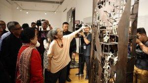 megawati-soekarnoputri-mengunjungi-pameran-seni-rupa-patung-dan-aktivisme-karya-dolorosa-sinaga.jpg