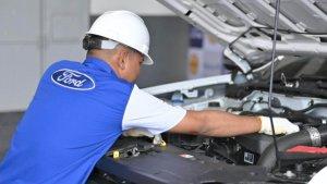 mekanik-ford-tengah-memeriksa-mesin-mobil-ford.jpg
