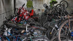 melihat-ratusan-sepeda-yang-ditinggalkan-akibat-perang-ukraina_20221006_091022.jpg
